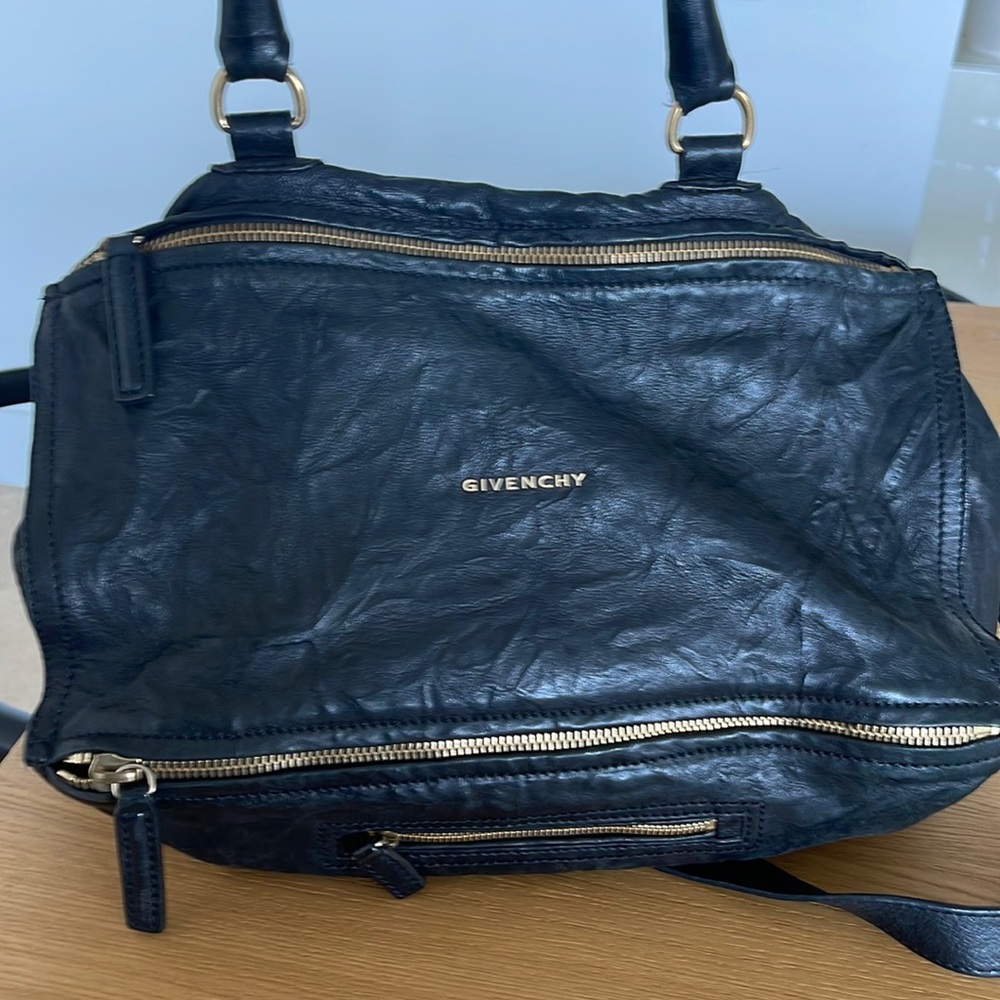 Guvenchy Pandora Médium Leather Satchel Bag